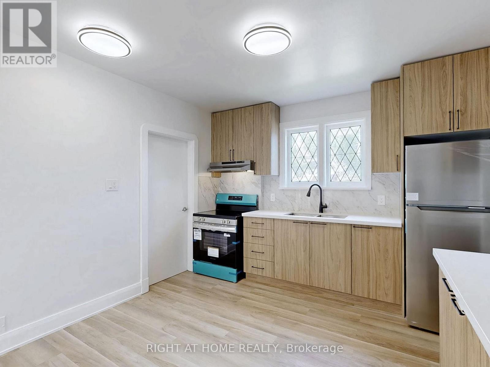 668 Scarlett Road, Toronto, Ontario  M9P 2T1 - Photo 7 - W12238195