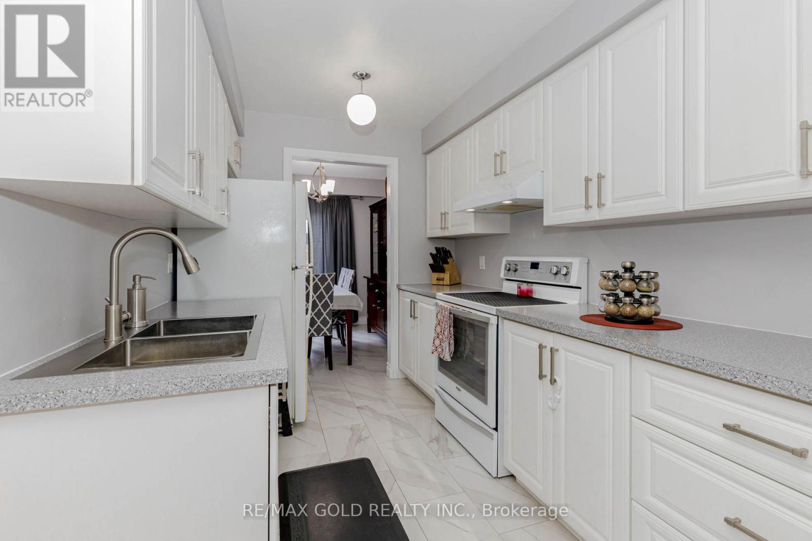 195 Royal Salisbury Way, Brampton, Ontario  L6V 3J5 - Photo 18 - W12238266