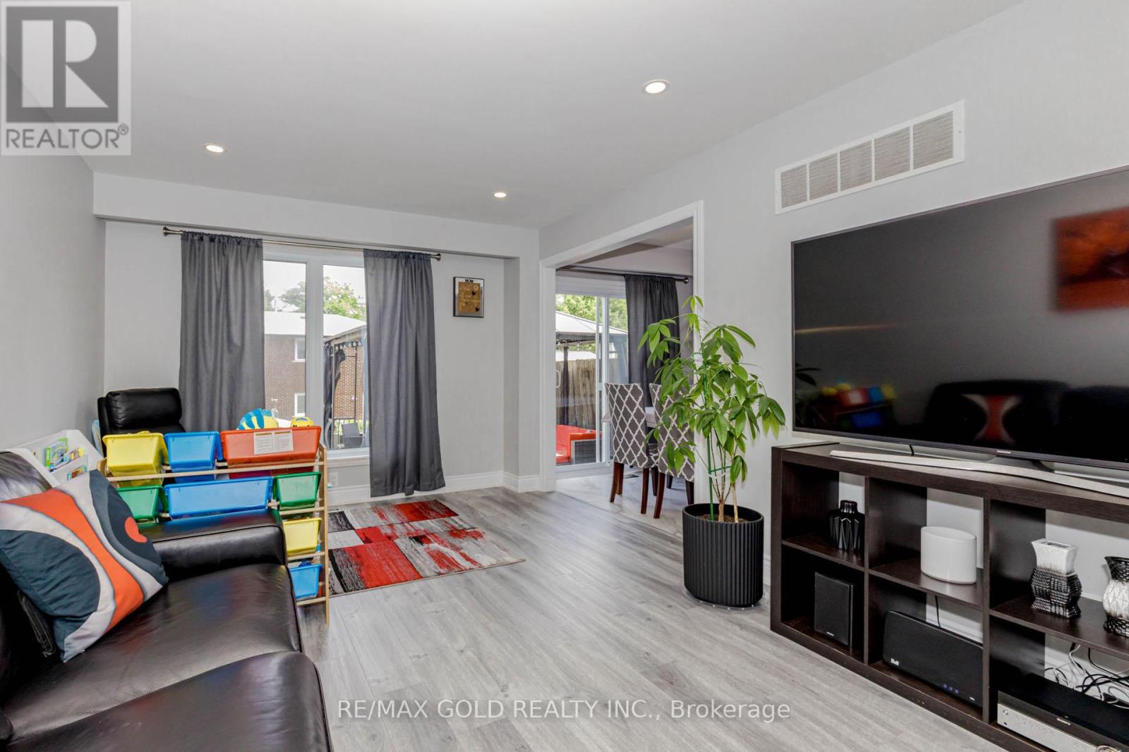 195 Royal Salisbury Way, Brampton, Ontario  L6V 3J5 - Photo 7 - W12238266