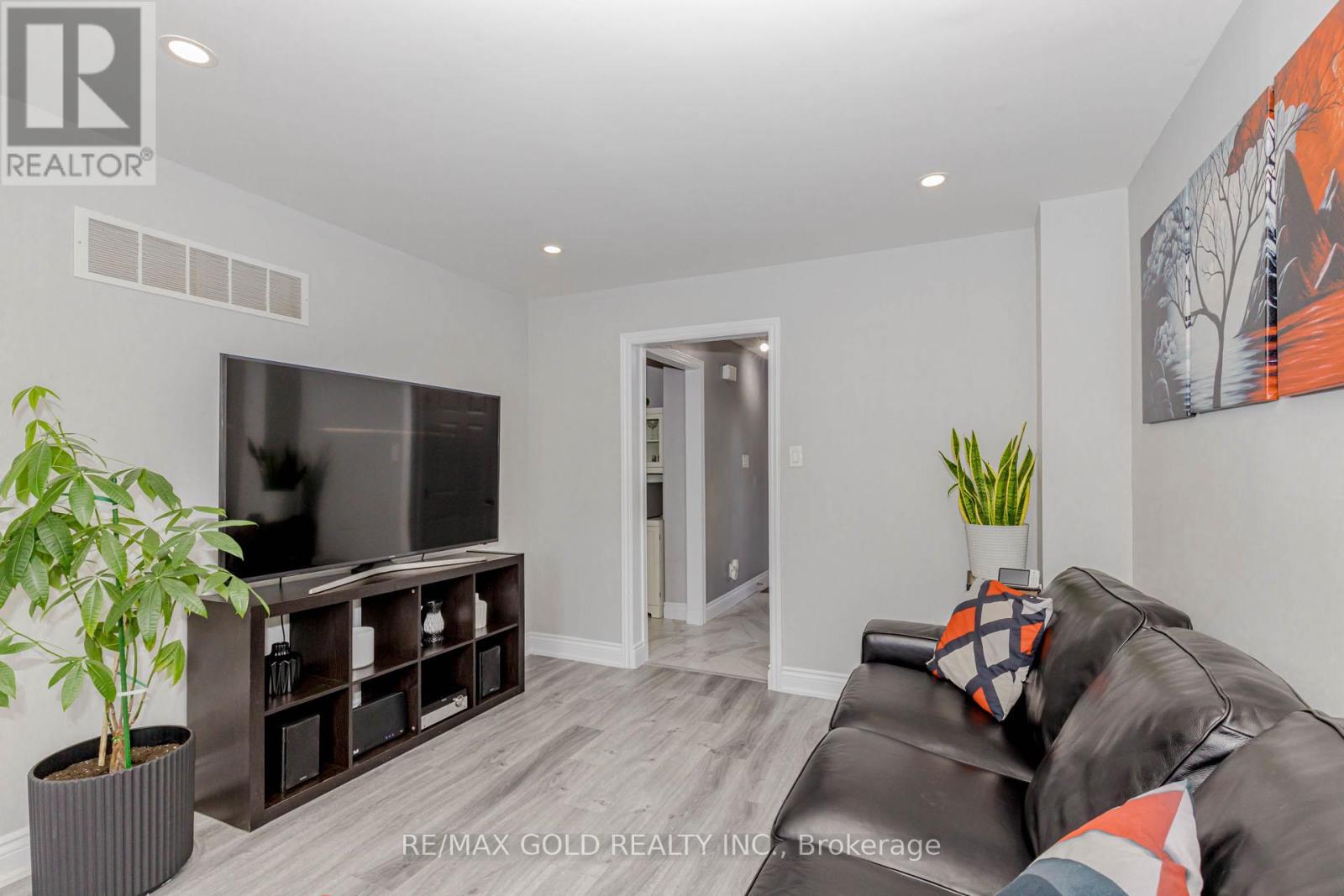 195 Royal Salisbury Way, Brampton, Ontario  L6V 3J5 - Photo 8 - W12238266