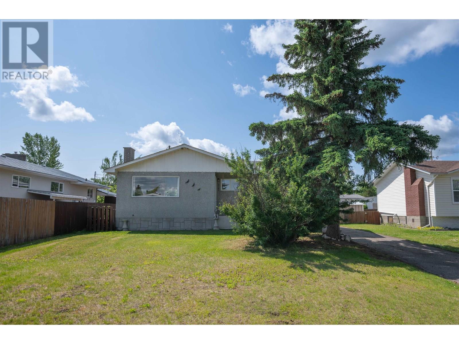 Property at 2795 FAIRVIEW CRESCENT image 3