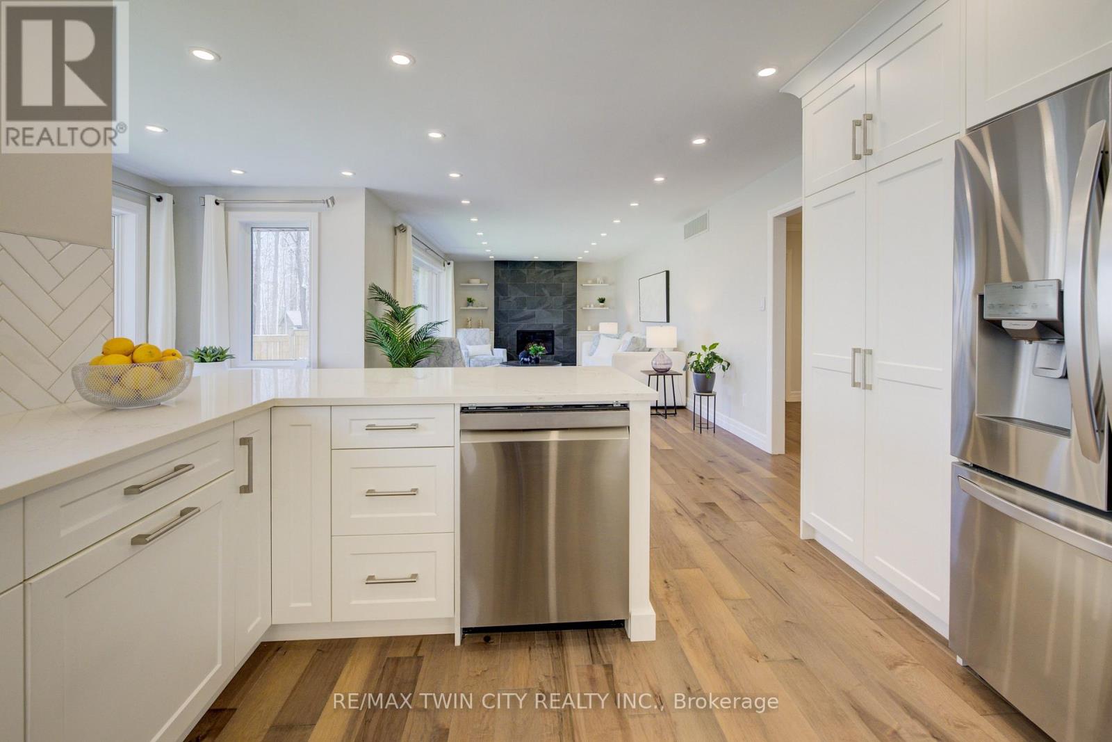 439 Northlake Drive, Waterloo, Ontario  N2V 1Y6 - Photo 7 - X12158415
