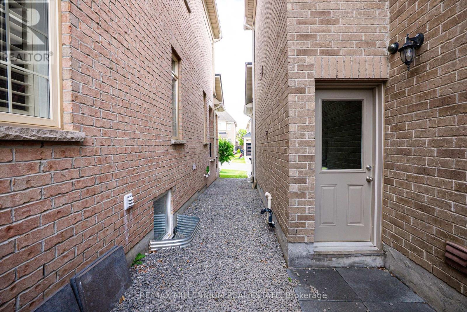 51 Legendary Circle, Brampton, Ontario  L6Y 0S1 - Photo 38 - W12238558