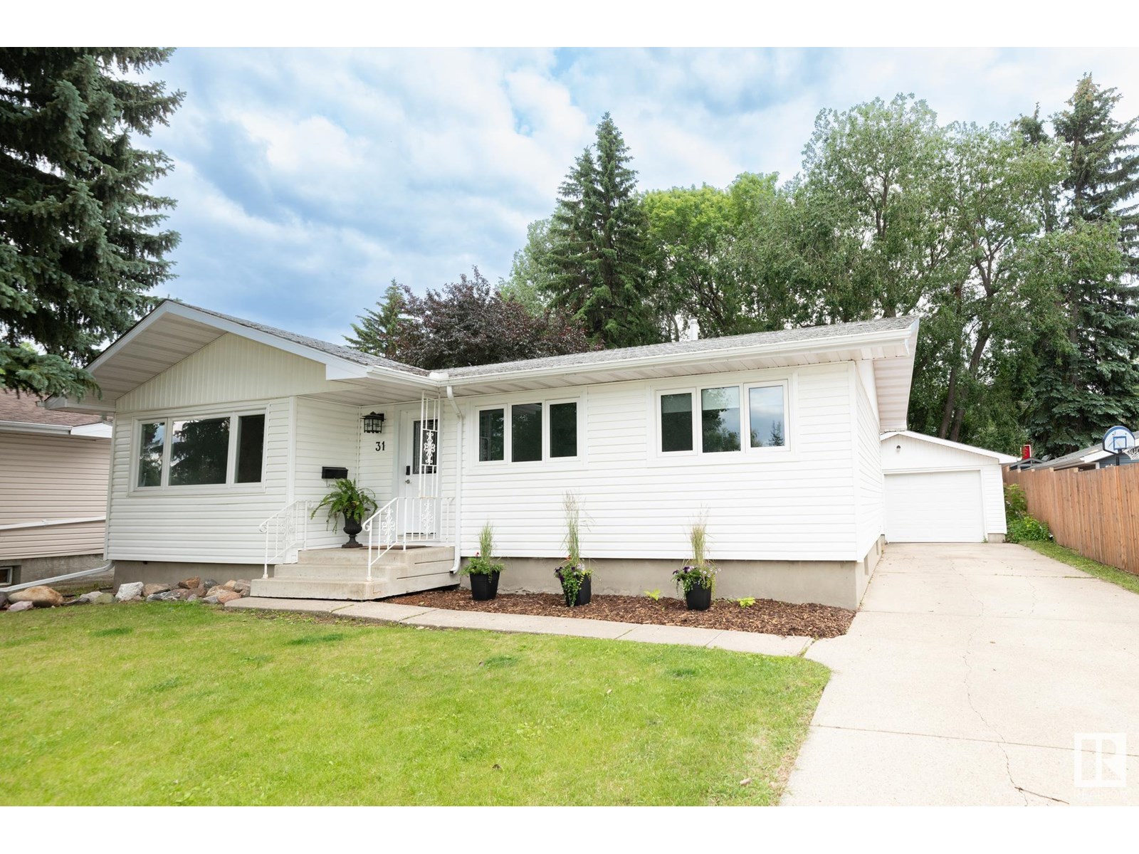 Property at 31 Pine ST image 3