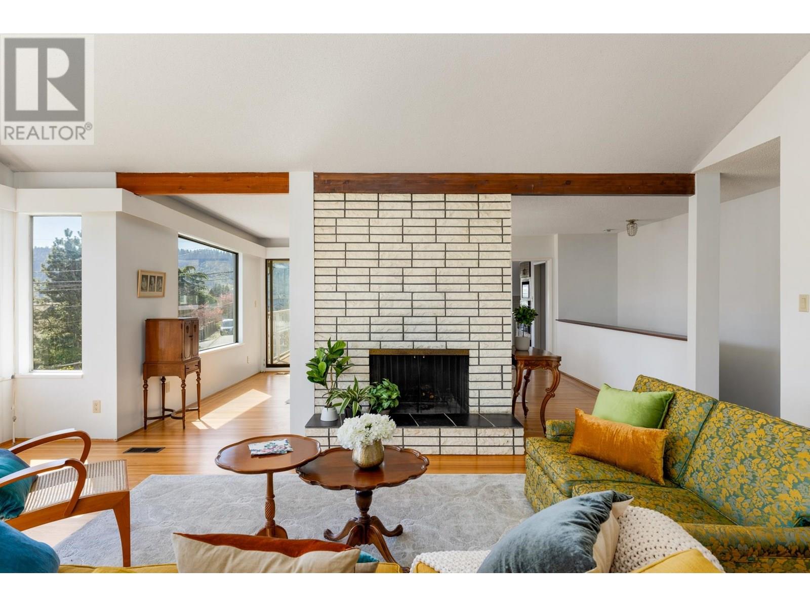 Property at 587 BEACHVIEW DRIVE image 2