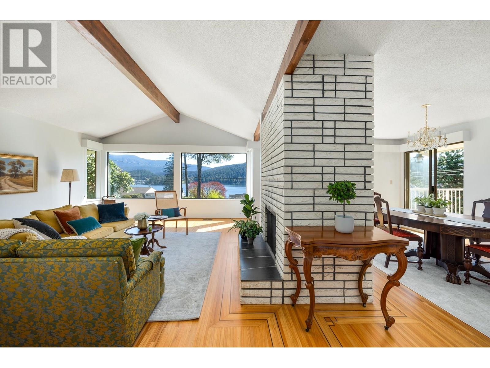 Property at 587 BEACHVIEW DRIVE image 4