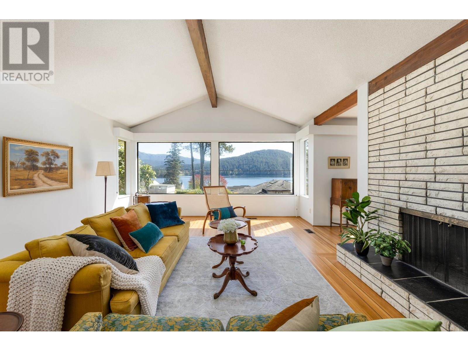 Property at 587 BEACHVIEW DRIVE image 3