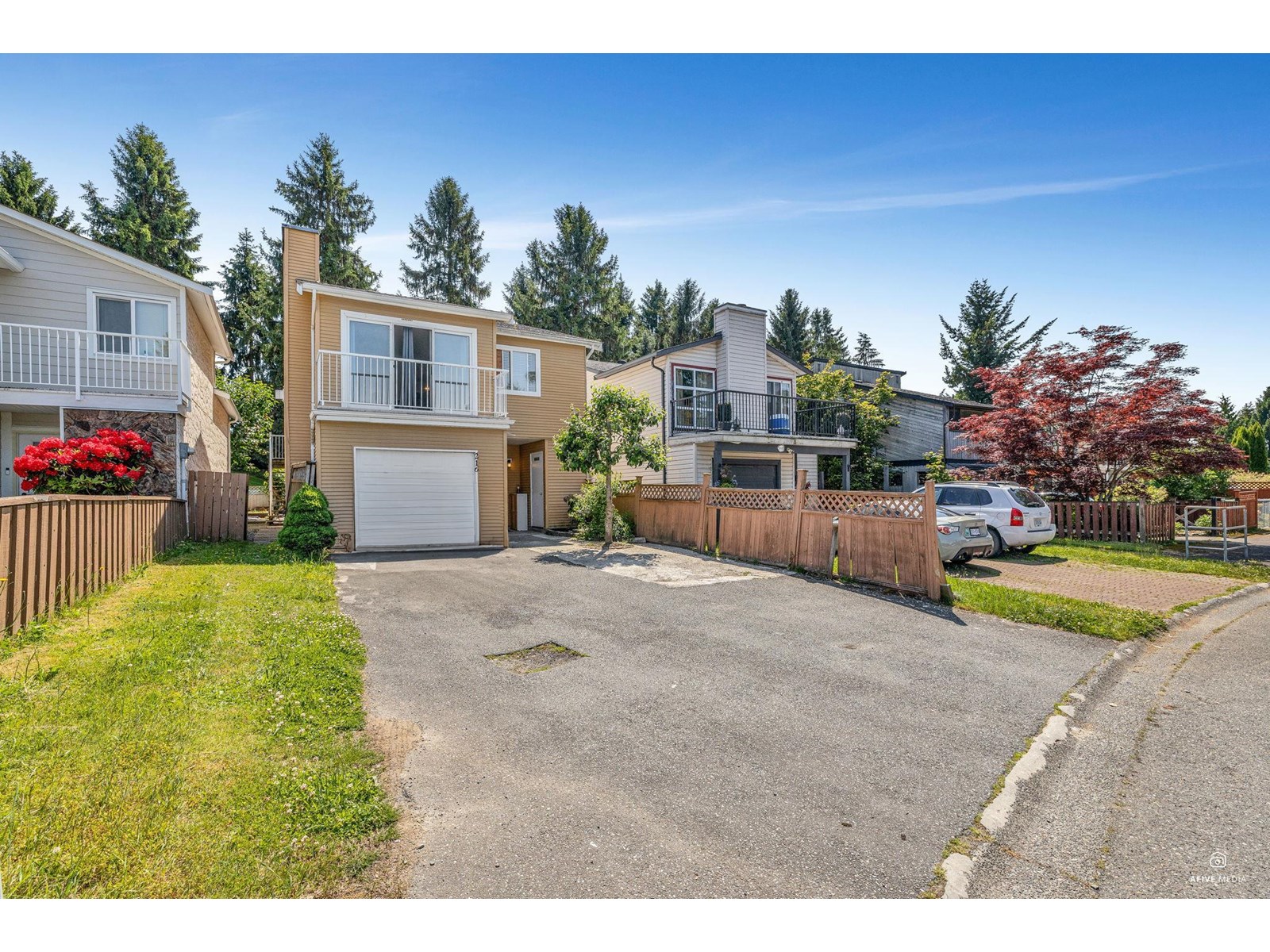 Property at 216 DAVIS CRESCENT image 2