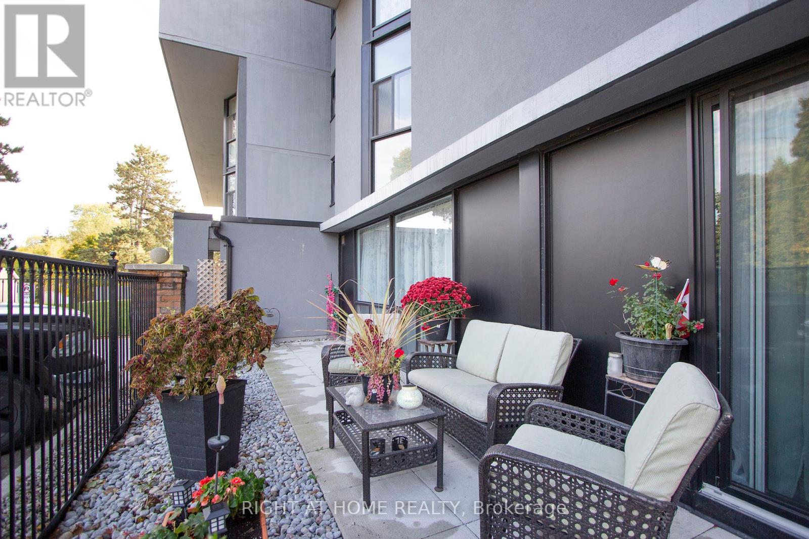 Property at 110 - 454 CENTRE STREET S image 4