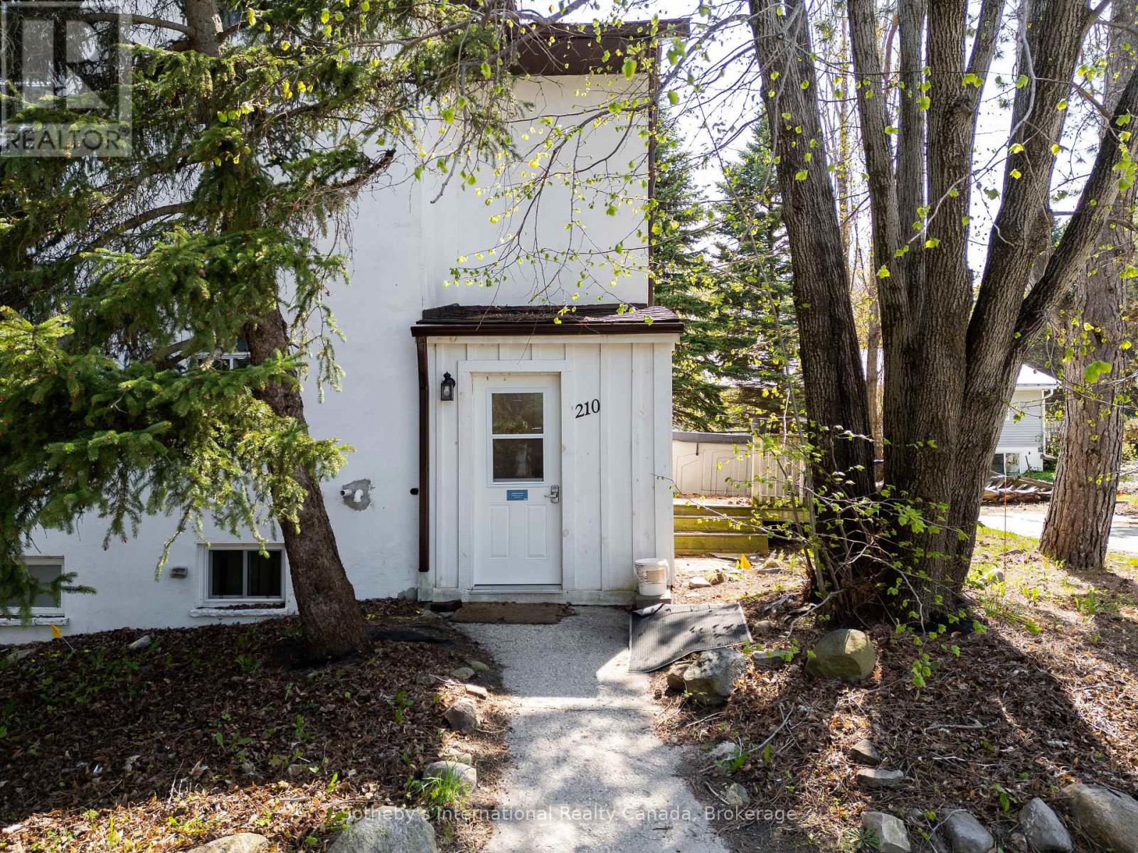 210 Arlberg Crescent, Blue Mountains, Ontario  L9Y 0M1 - Photo 2 - X12238925