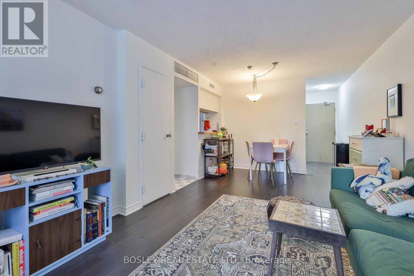 1008 - 1001 Bay Street, Toronto (Bay Street Corridor), Ontario  M5S 3A6 - Photo 4 - C12238903