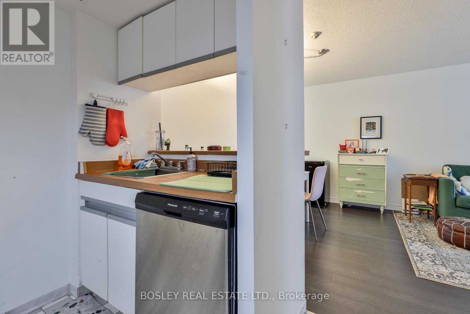1008 - 1001 Bay Street, Toronto (Bay Street Corridor), Ontario  M5S 3A6 - Photo 8 - C12238903