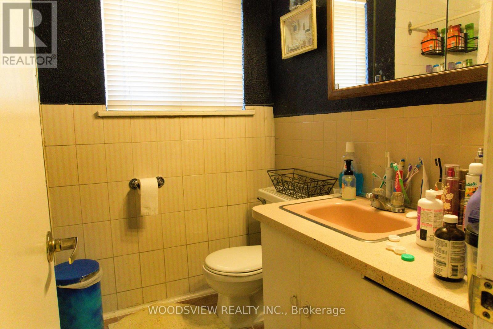 56 Lightwood Drive, Toronto, Ontario  M9V 2Z2 - Photo 8 - W12235854