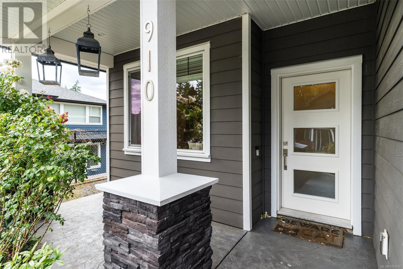 Property at 910 Ancona Ave image 4