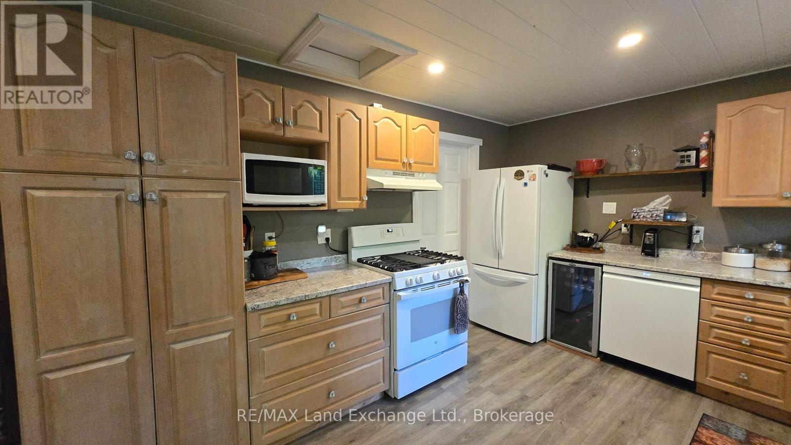 306 Ojibwa Trail, Huron-Kinloss, Ontario  N2Z 2X3 - Photo 6 - X12239113