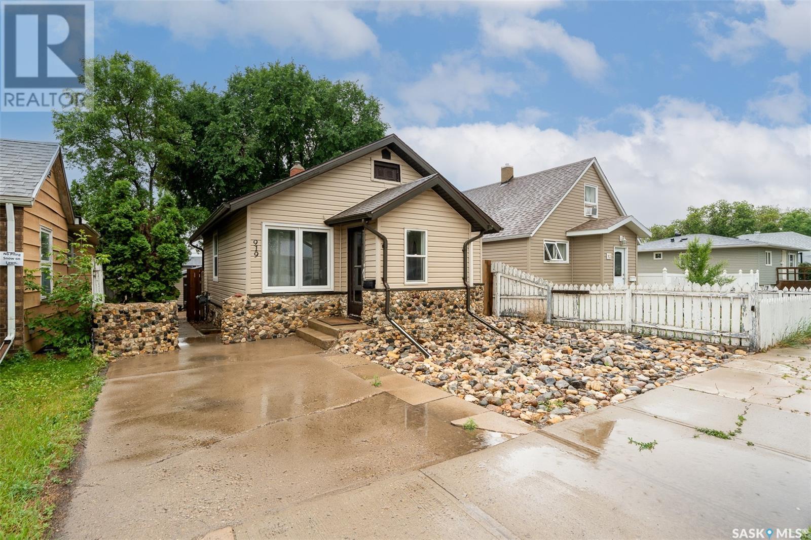 Property at 919 Stadacona STREET W image 1