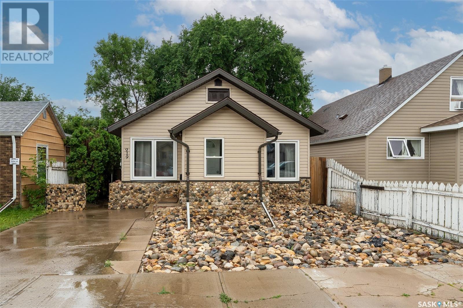 Property at 919 Stadacona STREET W image 2