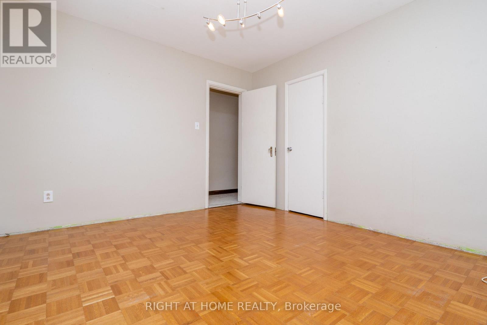 1045 Deta Road, Mississauga, Ontario  L5E 2R4 - Photo 11 - W12239063