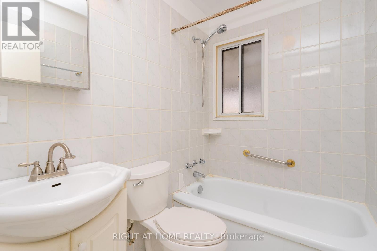 1045 Deta Road, Mississauga, Ontario  L5E 2R4 - Photo 14 - W12239063
