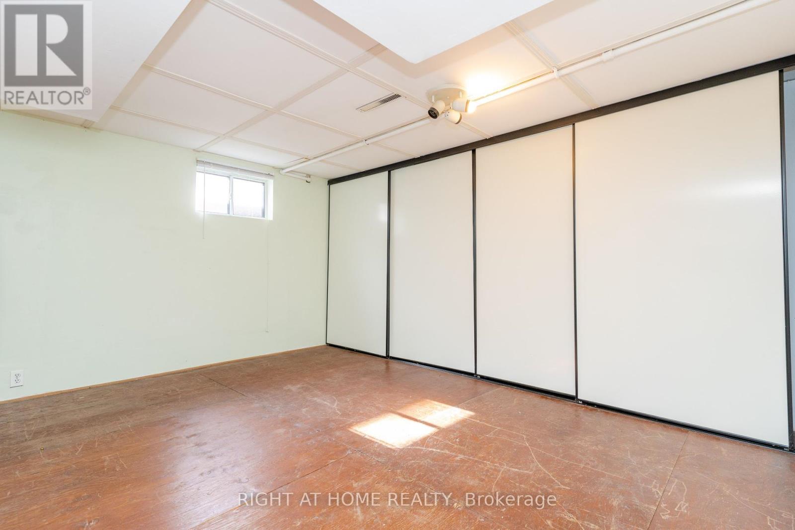 1045 Deta Road, Mississauga, Ontario  L5E 2R4 - Photo 15 - W12239063