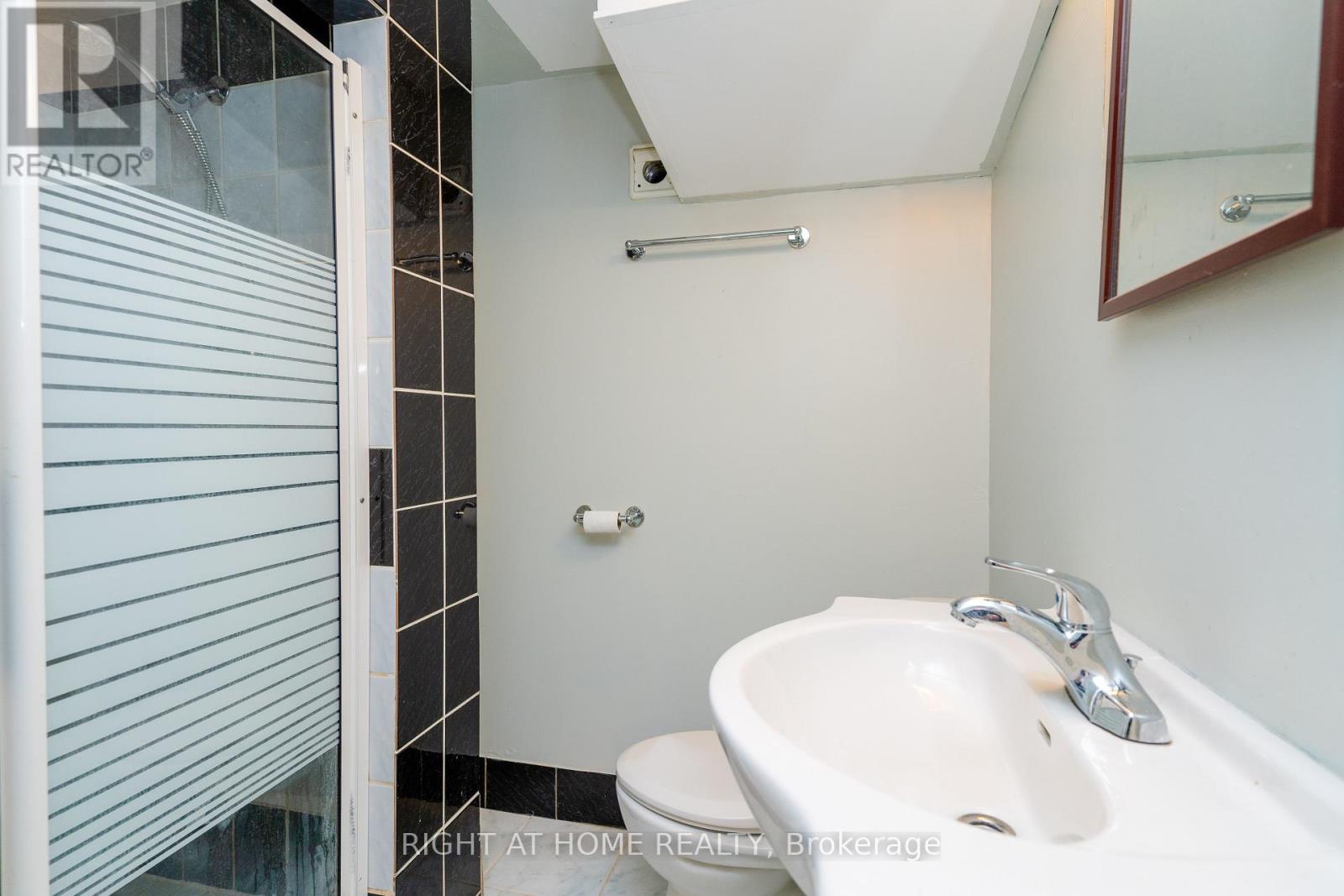 1045 Deta Road, Mississauga, Ontario  L5E 2R4 - Photo 17 - W12239063