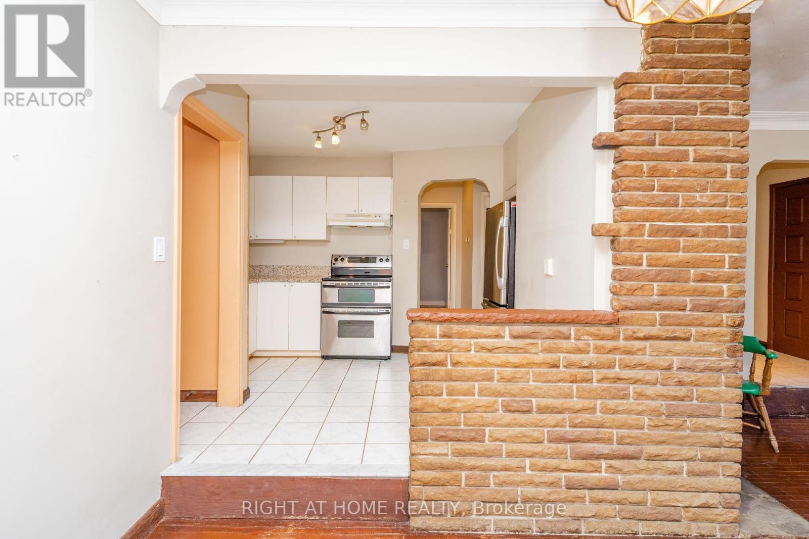 1045 Deta Road, Mississauga, Ontario  L5E 2R4 - Photo 7 - W12239063