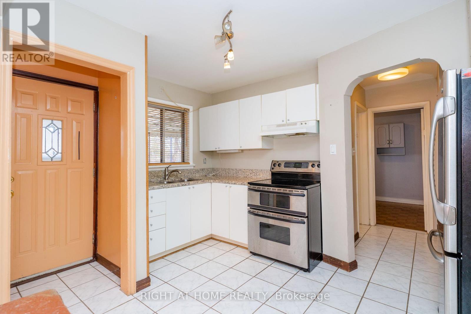 1045 Deta Road, Mississauga, Ontario  L5E 2R4 - Photo 8 - W12239063