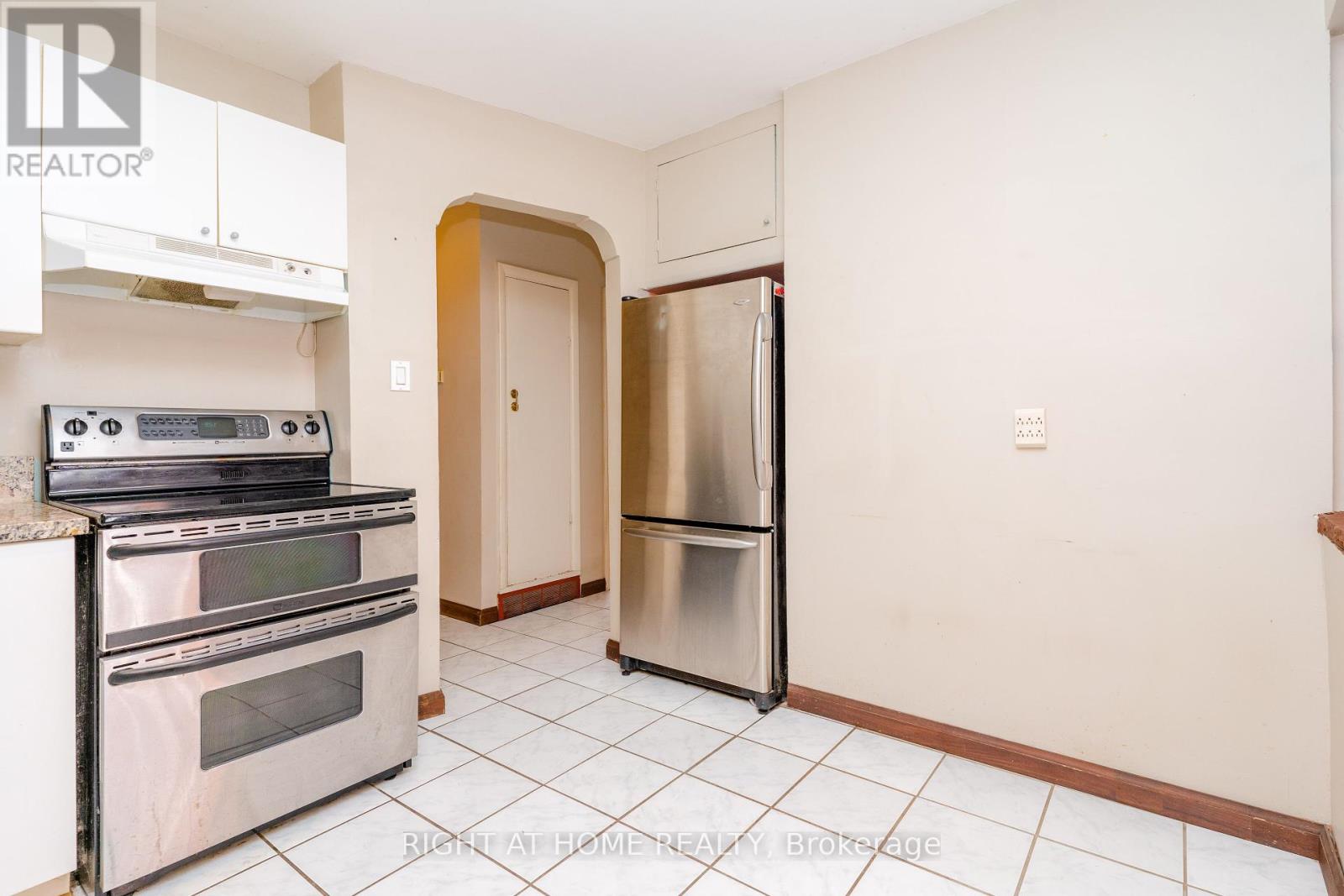 1045 Deta Road, Mississauga, Ontario  L5E 2R4 - Photo 9 - W12239063