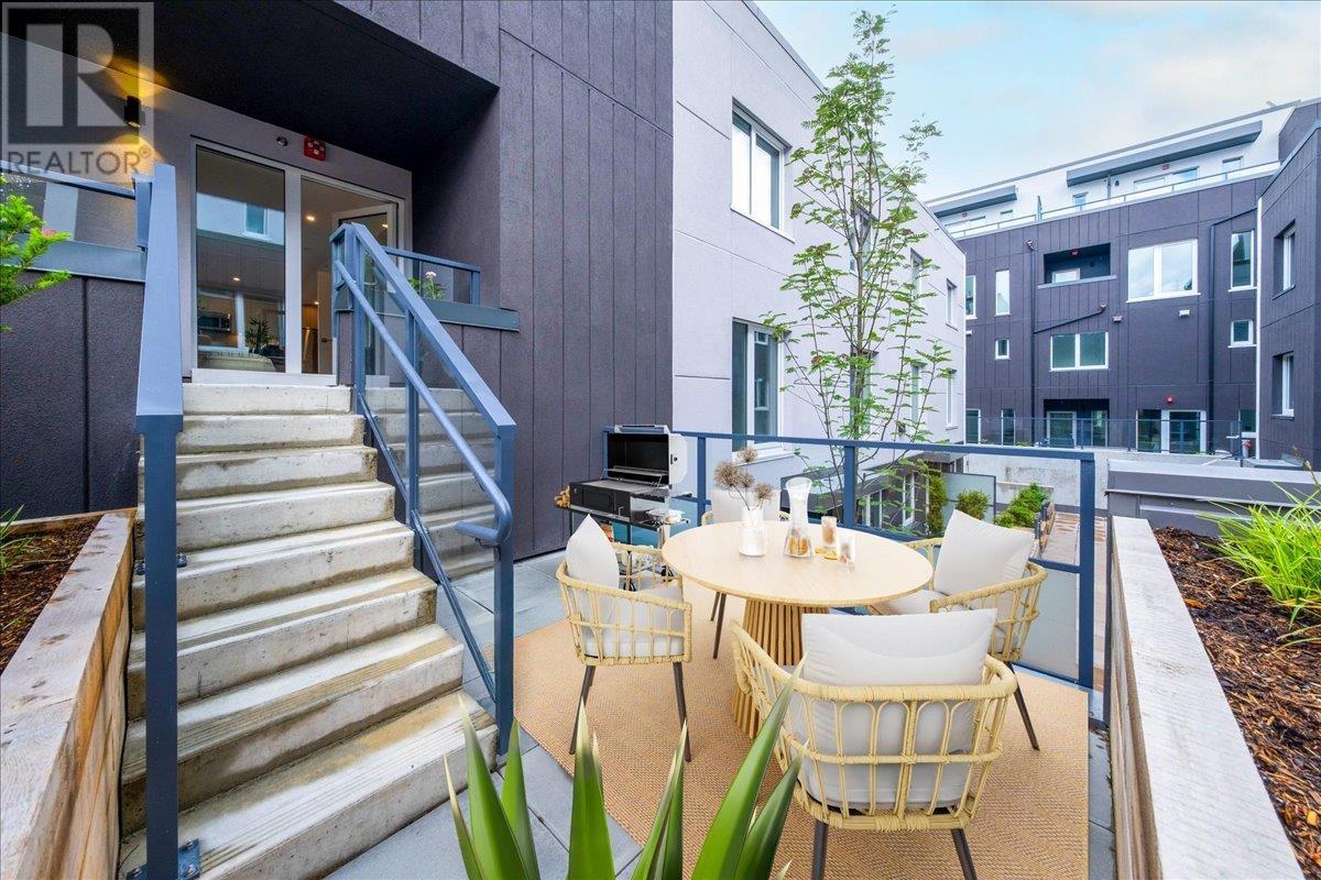 205 2075 E 1ST AVENUE, vancouver, British Columbia V5N1B6