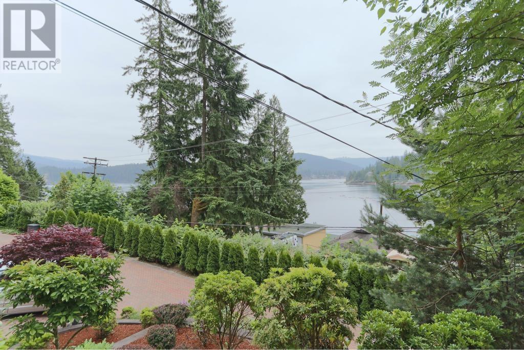 2855 Panorama Drive, North Vancouver, British Columbia V7G 1V7 - Photo 2 - R2992086