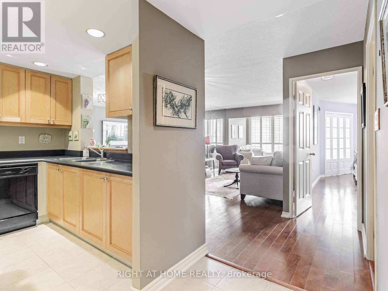 319 - 225 Davenport Road, Toronto, Ontario  M5R 3R2 - Photo 8 - C12239281