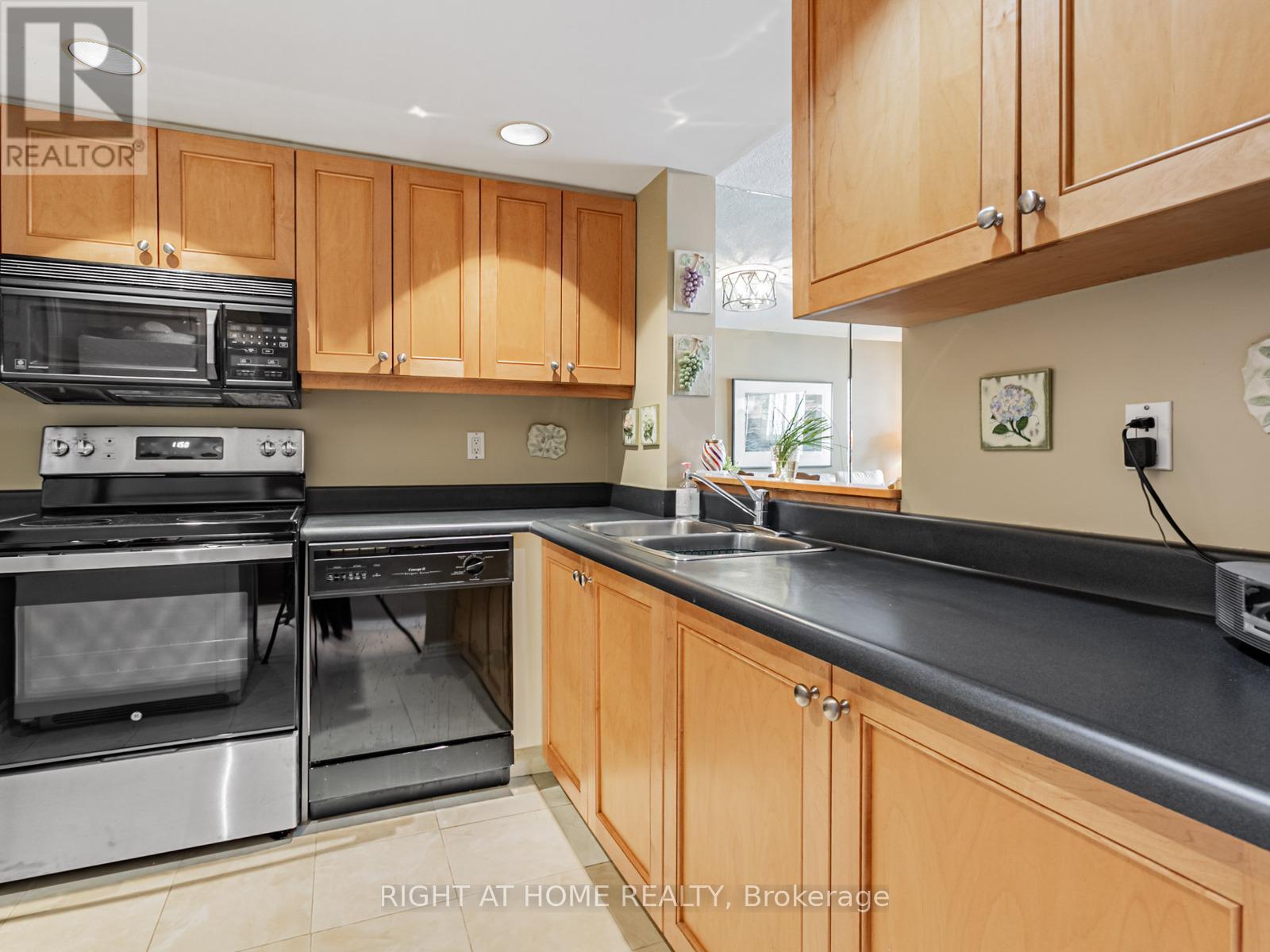 319 - 225 Davenport Road, Toronto, Ontario  M5R 3R2 - Photo 9 - C12239281