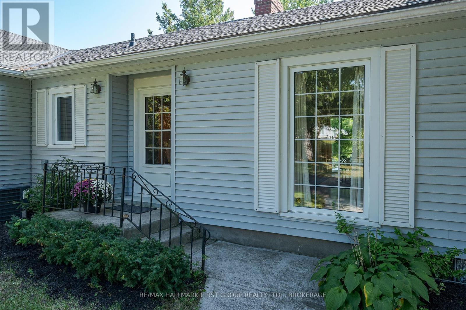Property at 366 DUNDAS STREET W image 3