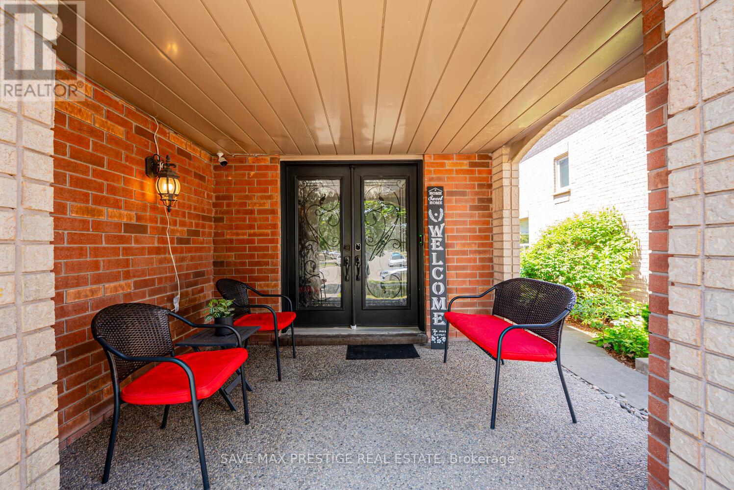 Property at 220 CRESTHAVEN ROAD image 4