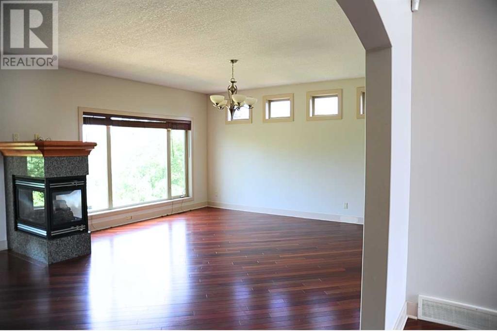 Property at 31 Cougarstone Point SW image 4