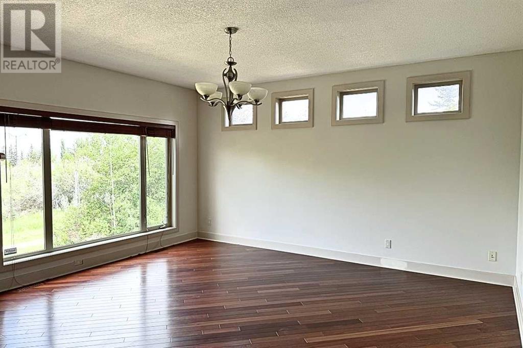 Property at 31 Cougarstone Point SW image 5