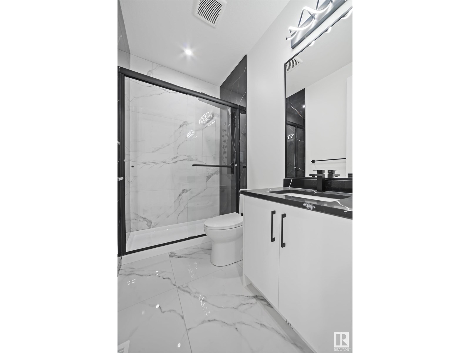 Property at 216 33 ST SW image 2