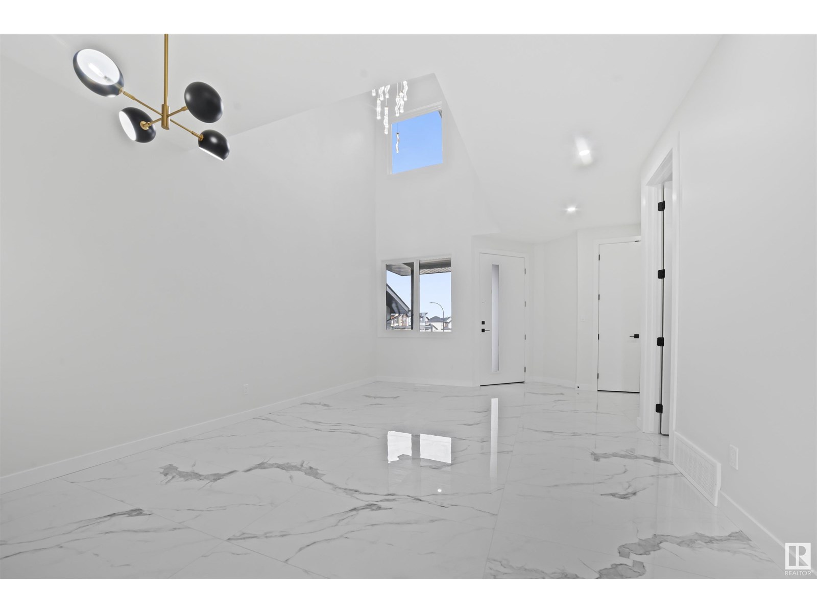 Property at 216 33 ST SW image 3