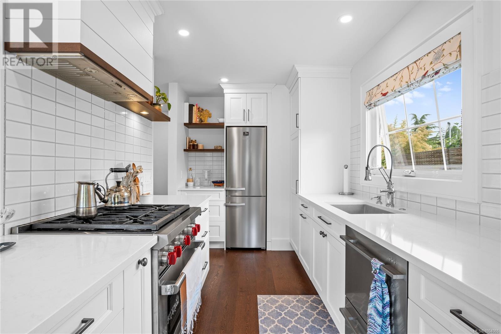 Property at 755 Beach Rd image 2