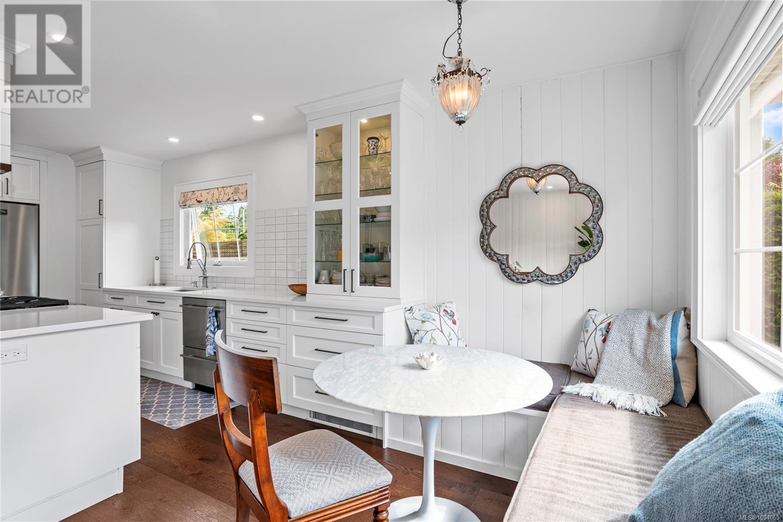 Property at 755 Beach Rd image 4