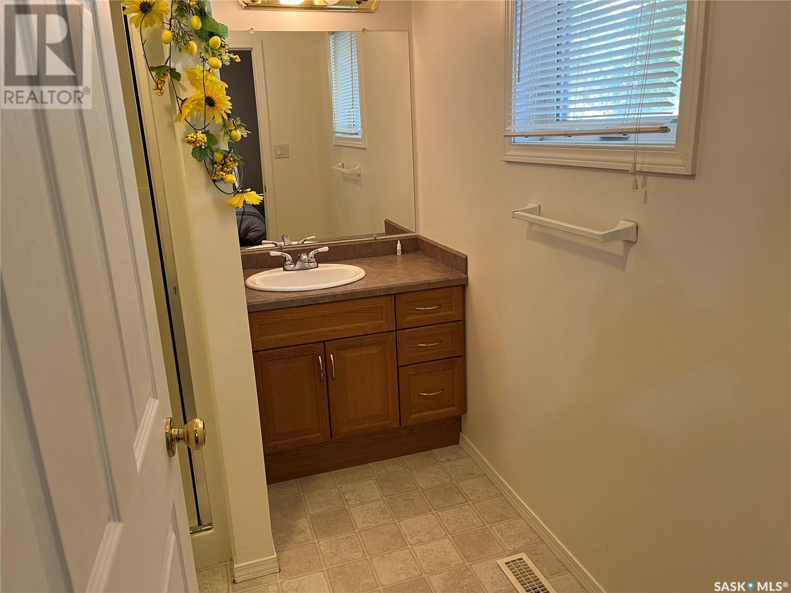 602 Centre Street, Assiniboia, Saskatchewan  S0H 0B0 - Photo 15 - SK010436