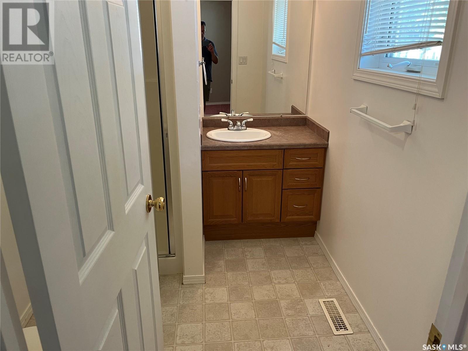602 Centre Street, Assiniboia, Saskatchewan  S0H 0B0 - Photo 22 - SK010436
