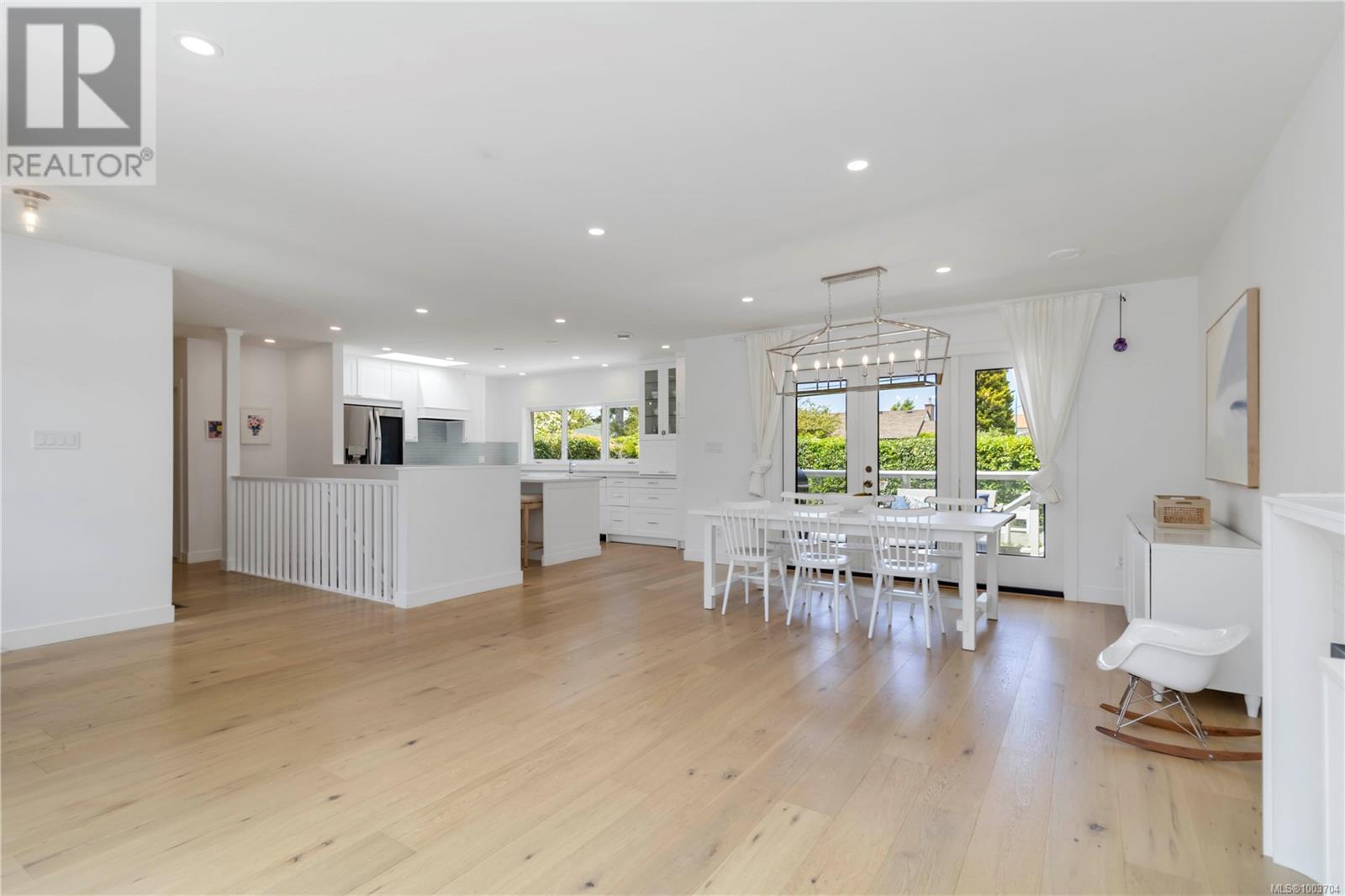 Property at 2240 Kinross Ave image 2