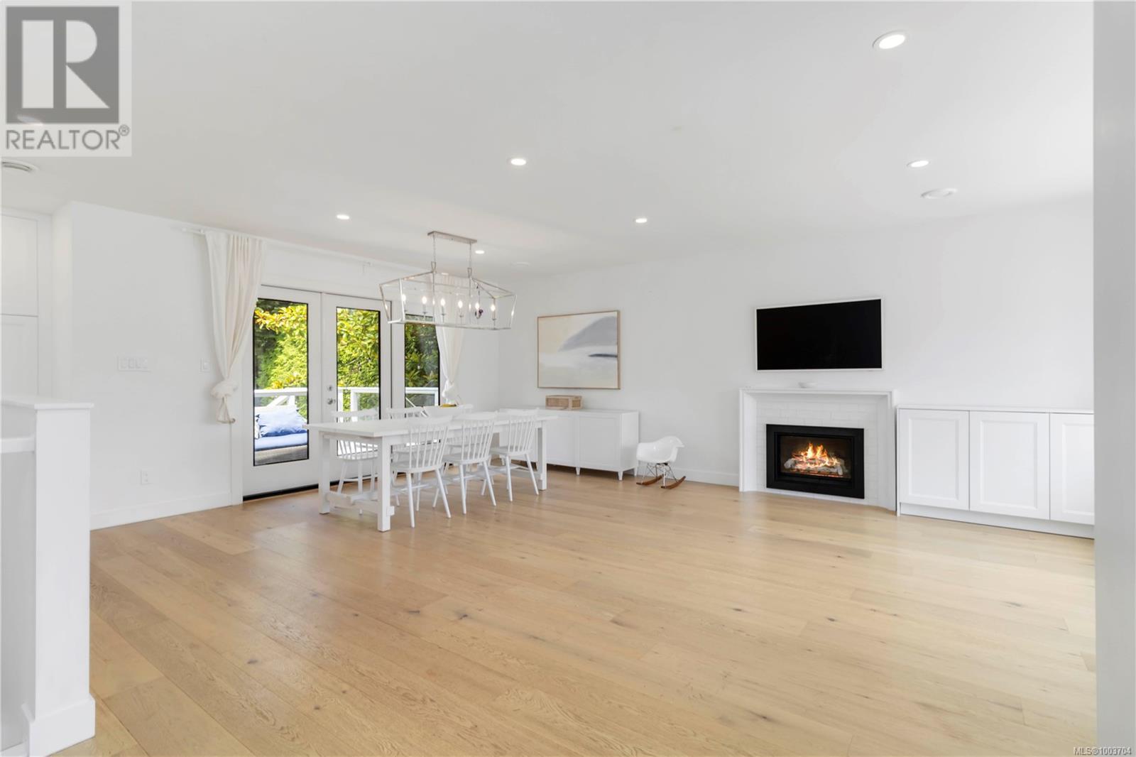 Property at 2240 Kinross Ave image 3