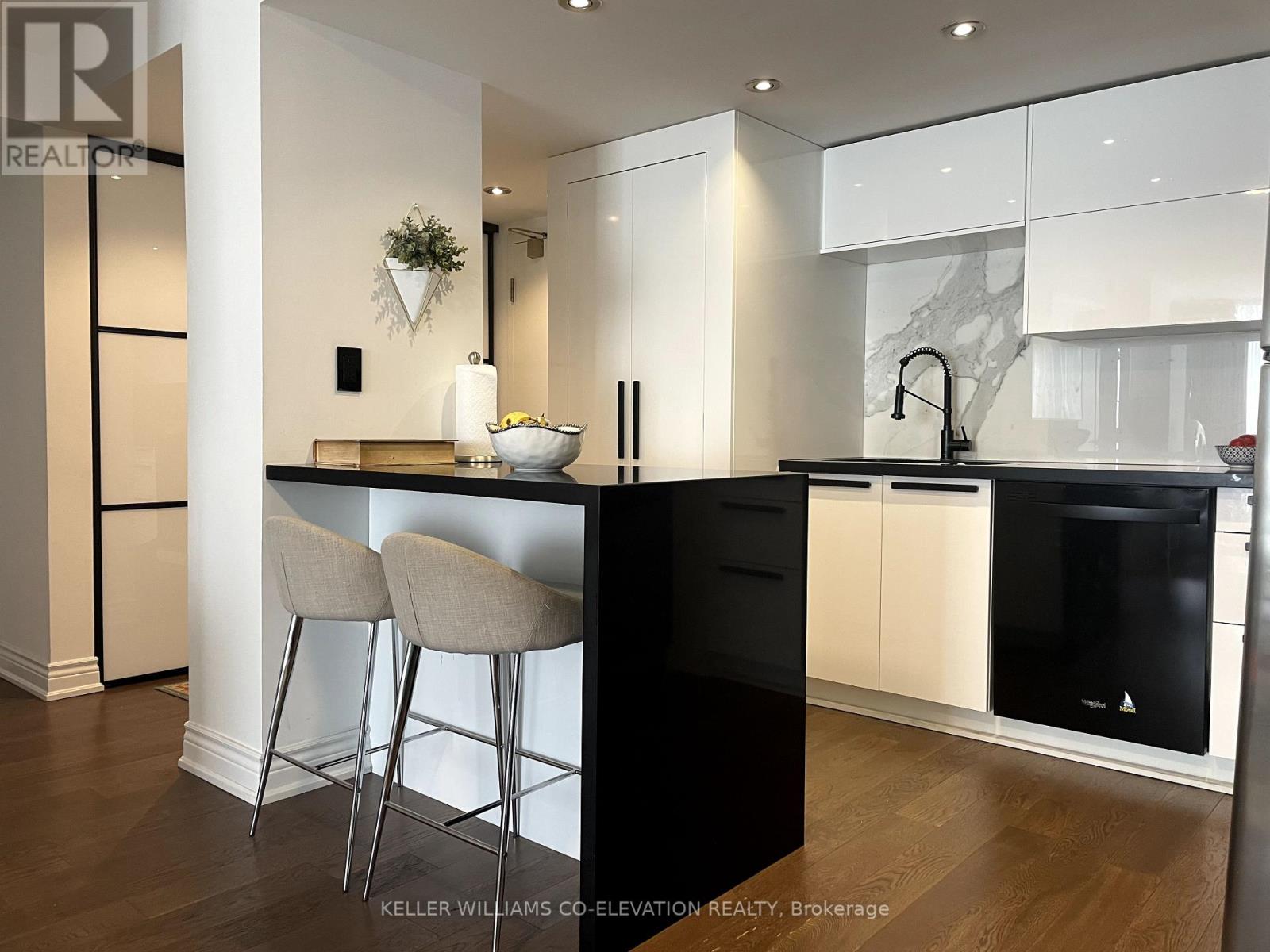 Property at 707 - 2091 HURONTARIO STREET image 2