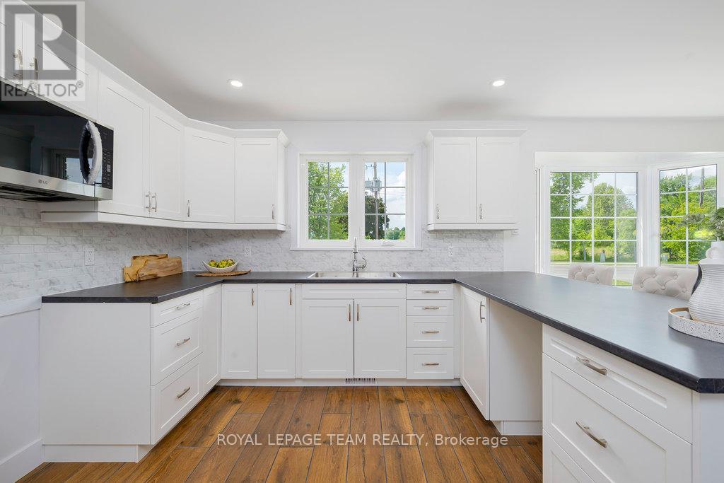 517 Donald B. Munro Drive, Ottawa, Ontario  K0A 1L0 - Photo 7 - X12235757
