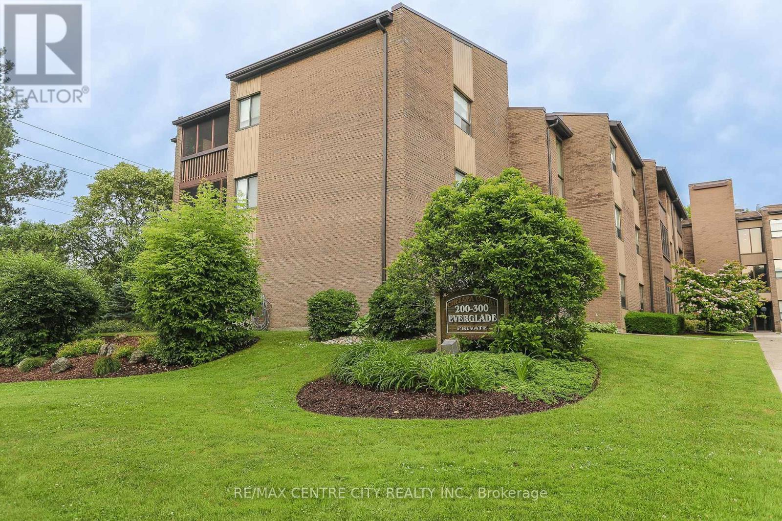 Property at 220 - 300 EVERGLADE CRESCENT image 1