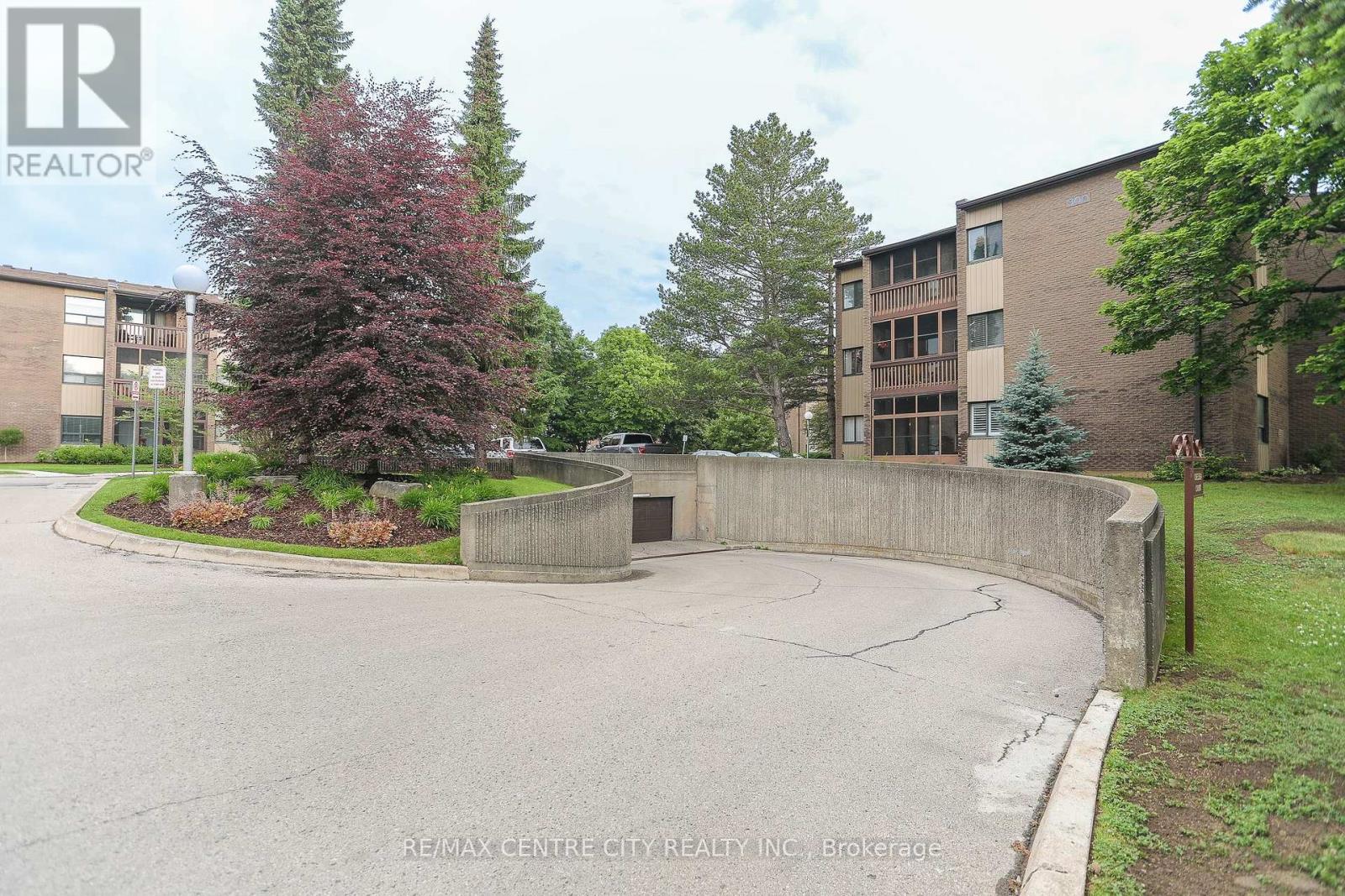 Property at 220 - 300 EVERGLADE CRESCENT image 2