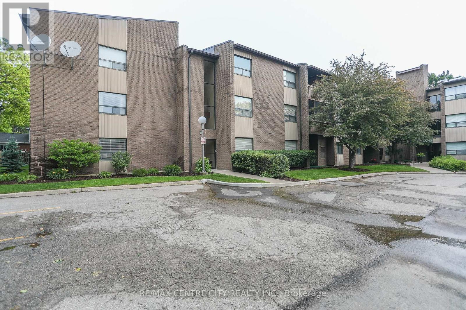 Property at 220 - 300 EVERGLADE CRESCENT image 3