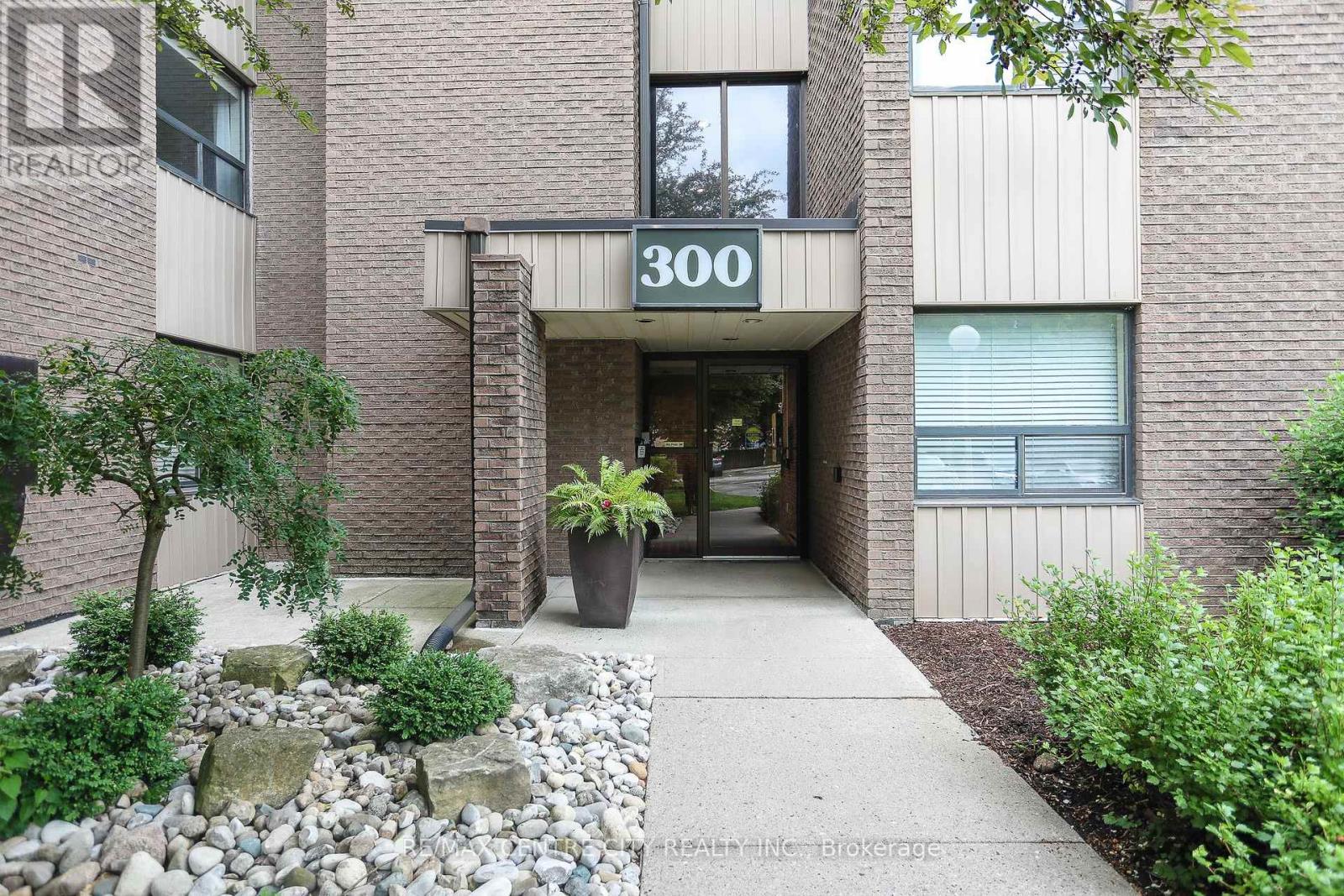 Property at 220 - 300 EVERGLADE CRESCENT image 4
